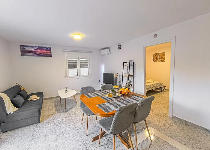 Comfy Flat With Large Terrace, Fiber Internet And Private Parking خانيا