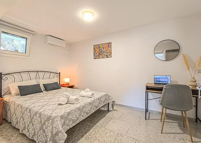 شقة Comfy Flat With Large Terrace, Fiber Internet And Private Parking