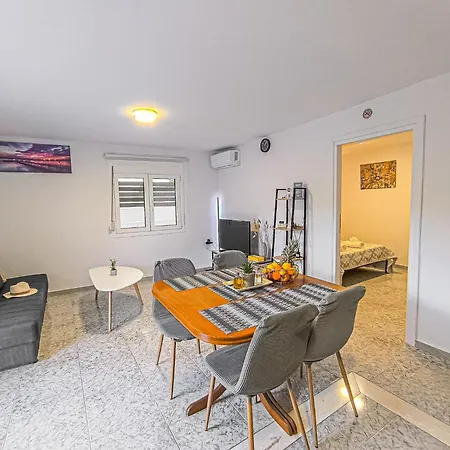 Comfy Flat With Large Terrace, Fiber Internet And Private Parking 干尼亞