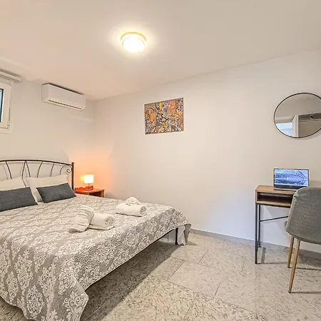 公寓 Comfy Flat With Large Terrace, Fiber Internet And Private Parking