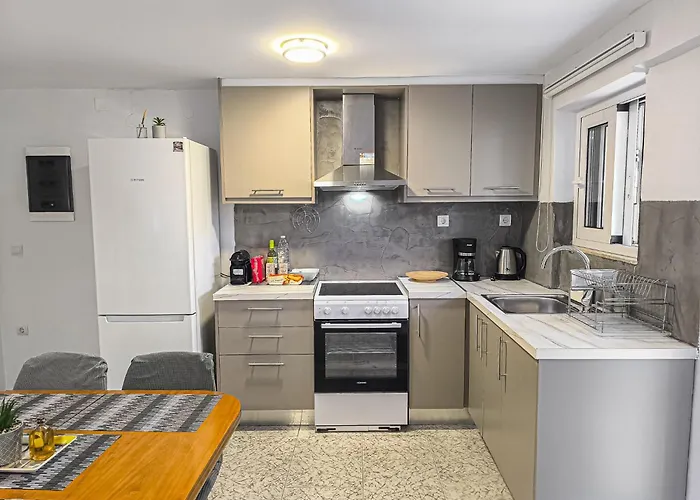 Apartmán Comfy Flat With Large Terrace, Fiber Internet And Private Parking